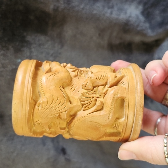 Hand carved animals in wooden pen pencil holder - Picture 2 of 6